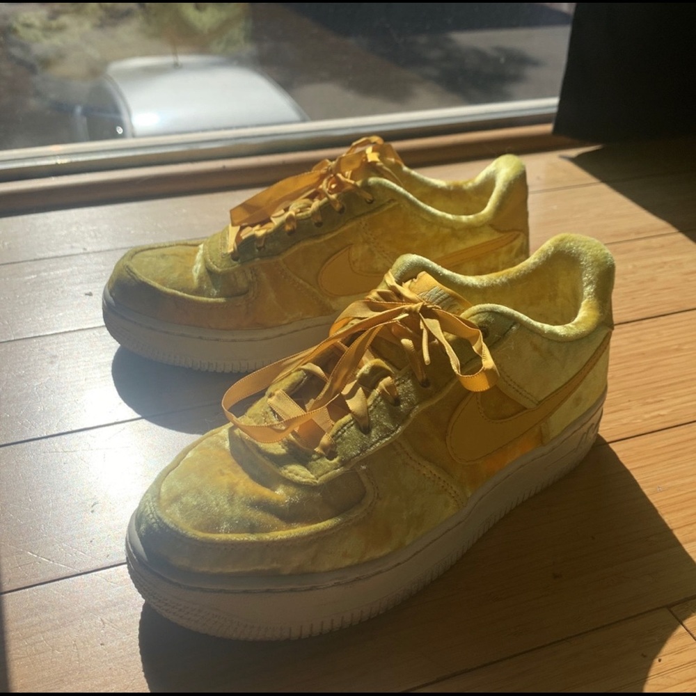 Velvet yellow Nike Air